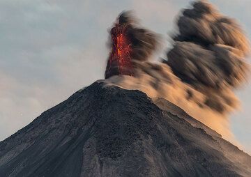 Second pulse of an eruption in the morning twilight. (Photo: Tom Pfeiffer)