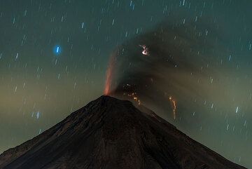 Weak eruption in the early hours of 9 January; light fog forms a brighter layer in the atmosphere. (Photo: Tom Pfeiffer)