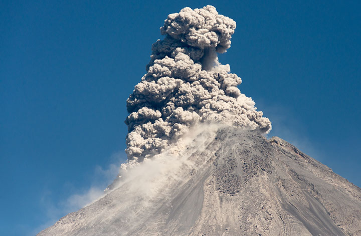 Ash plume pushed over to the NW side by strong winds. (Photo: Tom Pfeiffer)