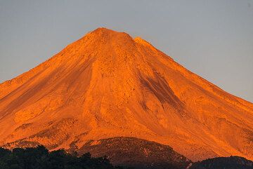 Colima in the last sunlight seen from our cabin. (Photo: Tom Pfeiffer)