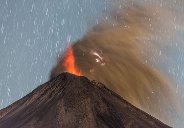 Ash-rich eruption with lightning. (Photo: Tom Pfeiffer)