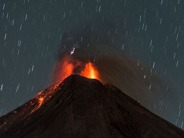 Lava-rich eruption sending many incandescent bombs onto the northwestern flank. (Photo: Tom Pfeiffer)