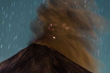 Ash plume with eruption lightning. (Photo: Tom Pfeiffer)
