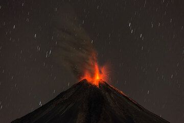 Weak strombolian-type eruption on the evening of 22 Feb. (Photo: Tom Pfeiffer)