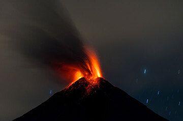 A stronger eruption occurs later at night (22 Feb), producing a jet of incandescent ash and bombs lasting about 20 seconds. (Photo: Tom Pfeiffer)