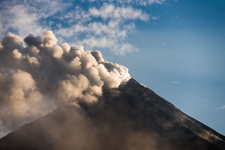 Ash plume drifting west (view is from SW) (Photo: Tom Pfeiffer)