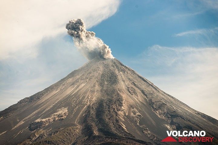 The SW flank of the Fuego del Colima, the recently active lava flow in the center of the image is easily recognized. (Photo: Tom Pfeiffer)