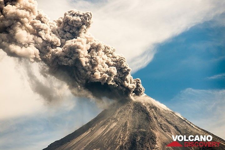 Strong eruption with ash emissions lasting few minutes. (Photo: Tom Pfeiffer)