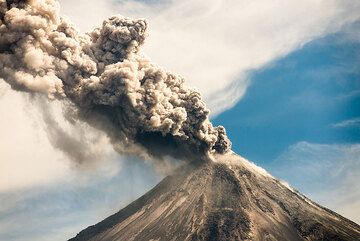 Strong eruption with ash emissions lasting few minutes. (Photo: Tom Pfeiffer)