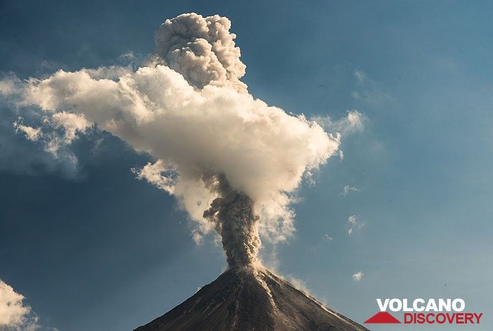 Tall vertical eruption plume penetrating a weather cloud. (Photo: Tom Pfeiffer)
