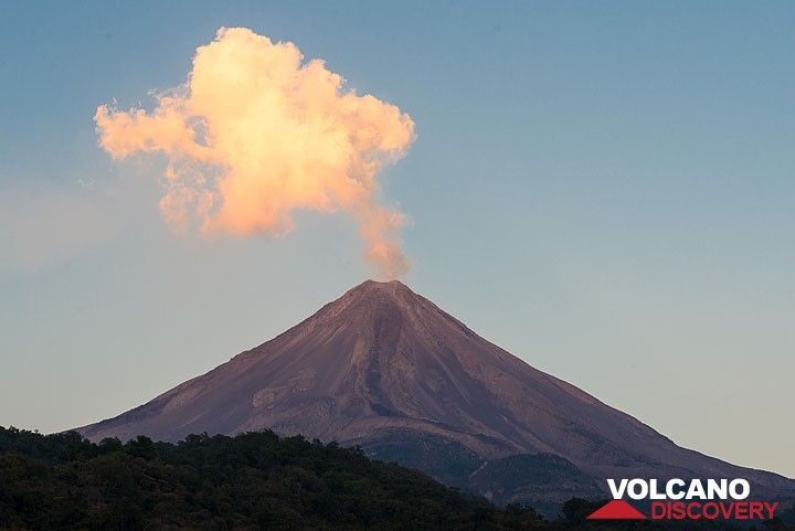 Steam plume from Colima, still hit by sunset light, while most of the cone is already in shadow. (Photo: Tom Pfeiffer)