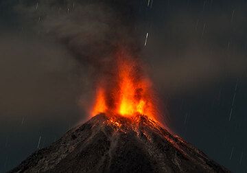 Just before midnight on 24 Feb, a strong eruption from the two active vents occurs that lasts 3 minutes. A fountain of glowing ash and incandescent bombs rises several hundred meters from the vents. (Photo: Tom Pfeiffer)