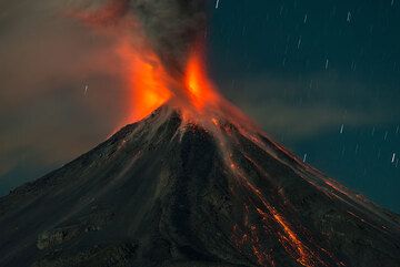 Incandescent avalanches from the still ongoing eruption reach the base of the cone. (Photo: Tom Pfeiffer)