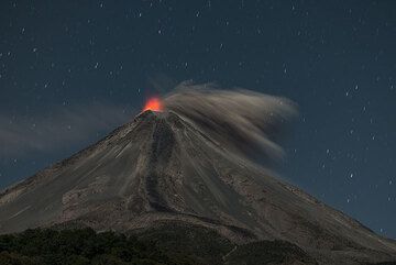 A small eruption in the evening of 26 Feb. No larger explosions were noted during that night. (Photo: Tom Pfeiffer)