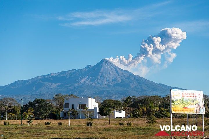 An eruption seen from Colima town. (Photo: Tom Pfeiffer)