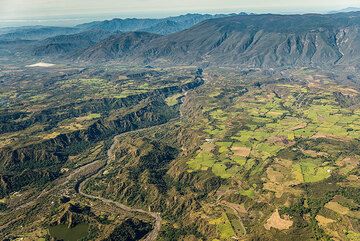 One of the main drainage canyons on the SW side and the western escarpment of the Colima graben. (Photo: Tom Pfeiffer)