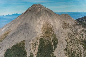 View of the volcano from the SE with "Volcancito", a parasitic flank vent on the middle NE slope (right in image) which formed between 1869-1878. (Photo: Tom Pfeiffer)