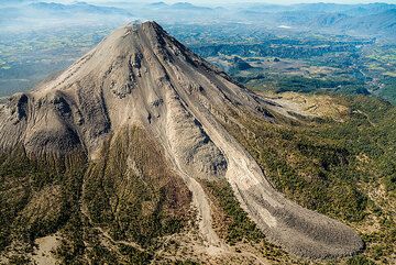 View onto Colima from the NE. A large beautiful viscous lava lobe with wave structures and a round, tongue-shaped front is visible (lower right). (Photo: Tom Pfeiffer)