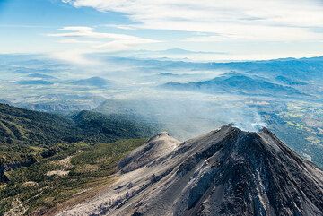 View over Colima volcano from the west onto the mountain ranges to the east under the morning haze. (Photo: Tom Pfeiffer)