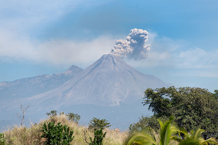 View of an eruption from a road on the outskirts of Colima. (Photo: Tom Pfeiffer)
