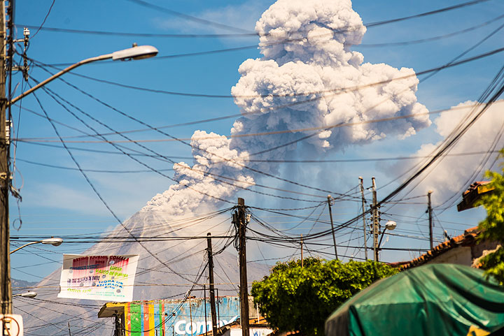 One of the strongest explosions during the week we stayed seen from the charming colonial village of Comala, north of Colima. No effort was made to avoid various cables crossing the view... (Photo: Tom Pfeiffer)