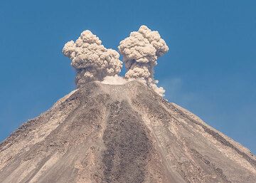 Beginning of an eruption from both principal vents (view from SW). (Photo: Tom Pfeiffer)