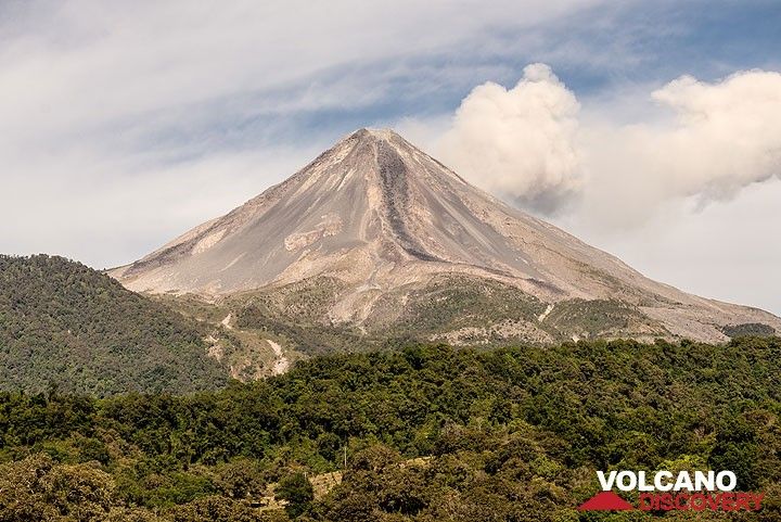 The symmetric cone of Colima from the SW, an dissipating ash plume from a previous eruption behind and right. (Photo: Tom Pfeiffer)