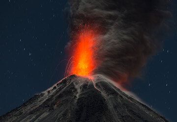 Jet sostenido de lava de la misma erupción, que duró 2 minutos. (Photo: Tom Pfeiffer)