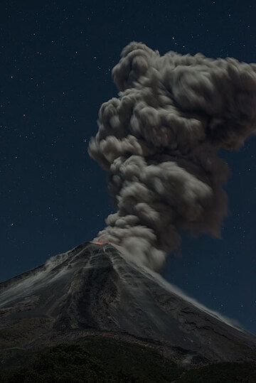 Penacho de ceniza alto aumento después de la erupción terminó. (Photo: Tom Pfeiffer)