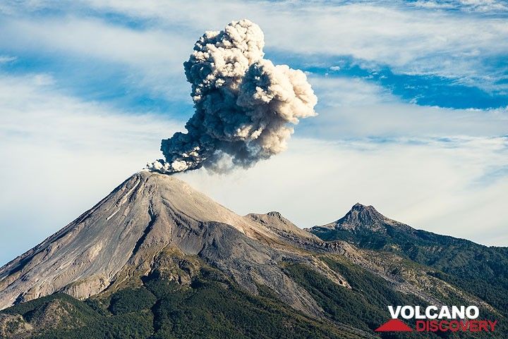 Eruption from Colima during approach in flight. (Photo: Tom Pfeiffer)