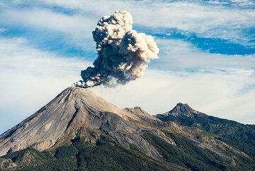 Eruption from Colima during approach in flight. (Photo: Tom Pfeiffer)