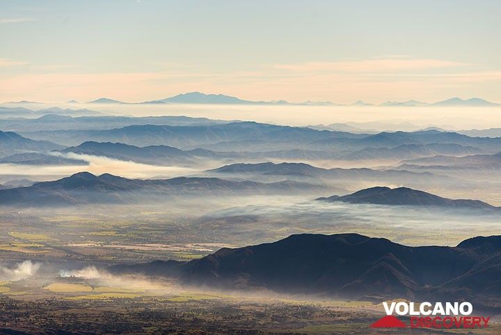 Mountain ranges to the east. (Photo: Tom Pfeiffer)