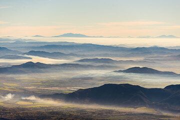 Mountain ranges to the east. (Photo: Tom Pfeiffer)