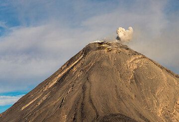 Small strombolian eruption seen from SE. (Photo: Tom Pfeiffer)
