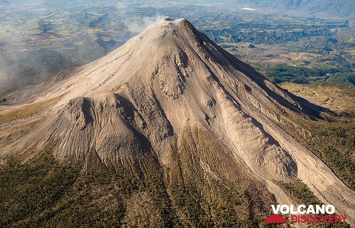View of the whole of Colima volcano from the NE. (Photo: Tom Pfeiffer)