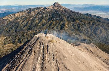 View across Colima volcano to extinct Nevado de Colima behing. (Photo: Tom Pfeiffer)