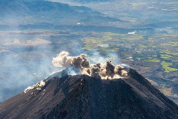Start of a small eruption: ash jets escape like mushrooms from several vents along the crater. (Photo: Tom Pfeiffer)