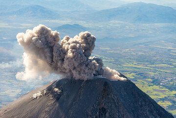 The ash jets quickly merge into one small-moderate sized plume. (Photo: Tom Pfeiffer)