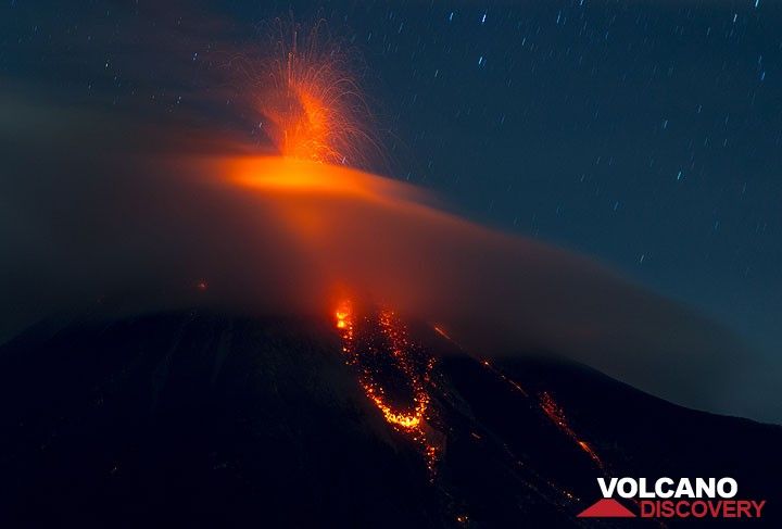 During 13 July, mild explosive activity occurs from the summit crater, then ceases again. The active lava flow on the southern slope is well visible at night. (Photo: Tom Pfeiffer)