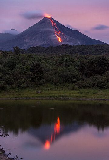 Reflection of the lava flow in a small lake. (Photo: Tom Pfeiffer)