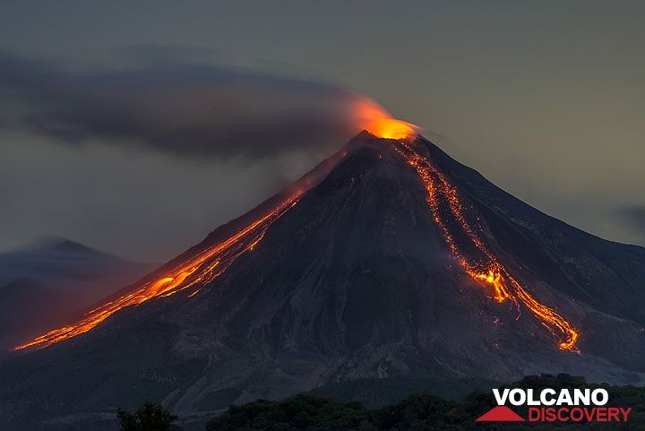 Incandescent rockfalls on the western and southern slope of Colima. (Photo: Tom Pfeiffer)