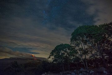 Nachtansicht des Vulkans Colima mit aktivem Lavastrom (Juli 2015). (Photo: Tom Pfeiffer)