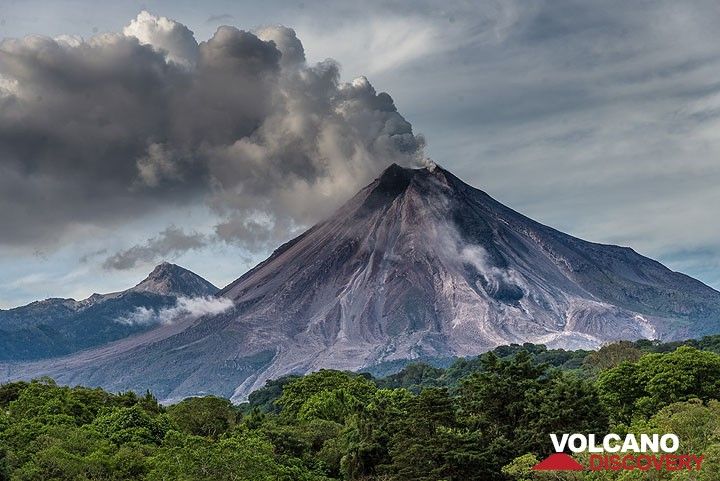 View of Colima on 15 July with the dark lava flow. (Photo: Tom Pfeiffer)