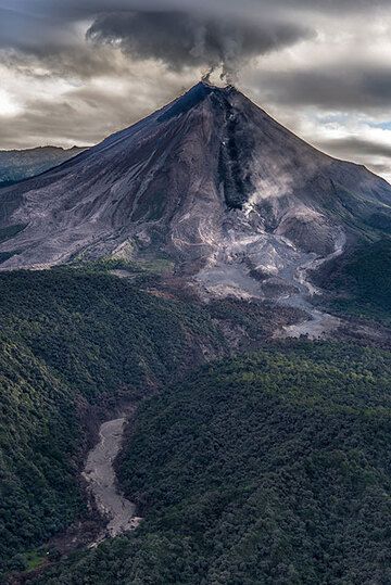 View of the volcano from the south, with the active lava flow (black) and another pyroclastic flow deposit in the gully in the lower left. (Photo: Tom Pfeiffer)