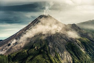 View of Colima from the SE. (Photo: Tom Pfeiffer)