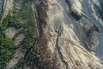 Area at the SW base of Colima with 3 different zones: left, still intact vegetated areas; middle: burnt and damaged trees by pyroclastic surges; right: area totally destroyed and covered by pyroclastic flows. (Photo: Tom Pfeiffer)