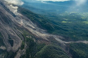 Upper portion of the path of the 11 July pyroclastic flow, seen from SW. (Photo: Tom Pfeiffer)