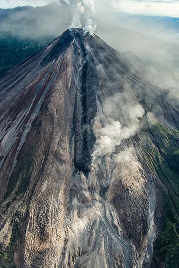 Portrait view of the mountain with its active lava flow on the southern flank. (Photo: Tom Pfeiffer)