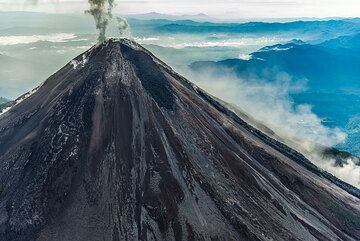 Steaming and the distant mountains to the east. (Photo: Tom Pfeiffer)