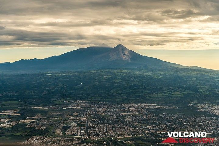 View over Colima town with Colima volcano in the background. (Photo: Tom Pfeiffer)